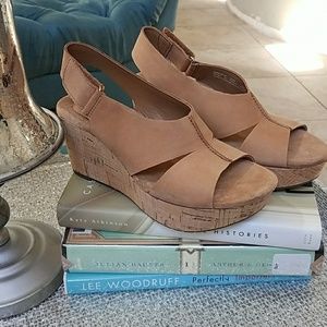 Clarks tan wedges